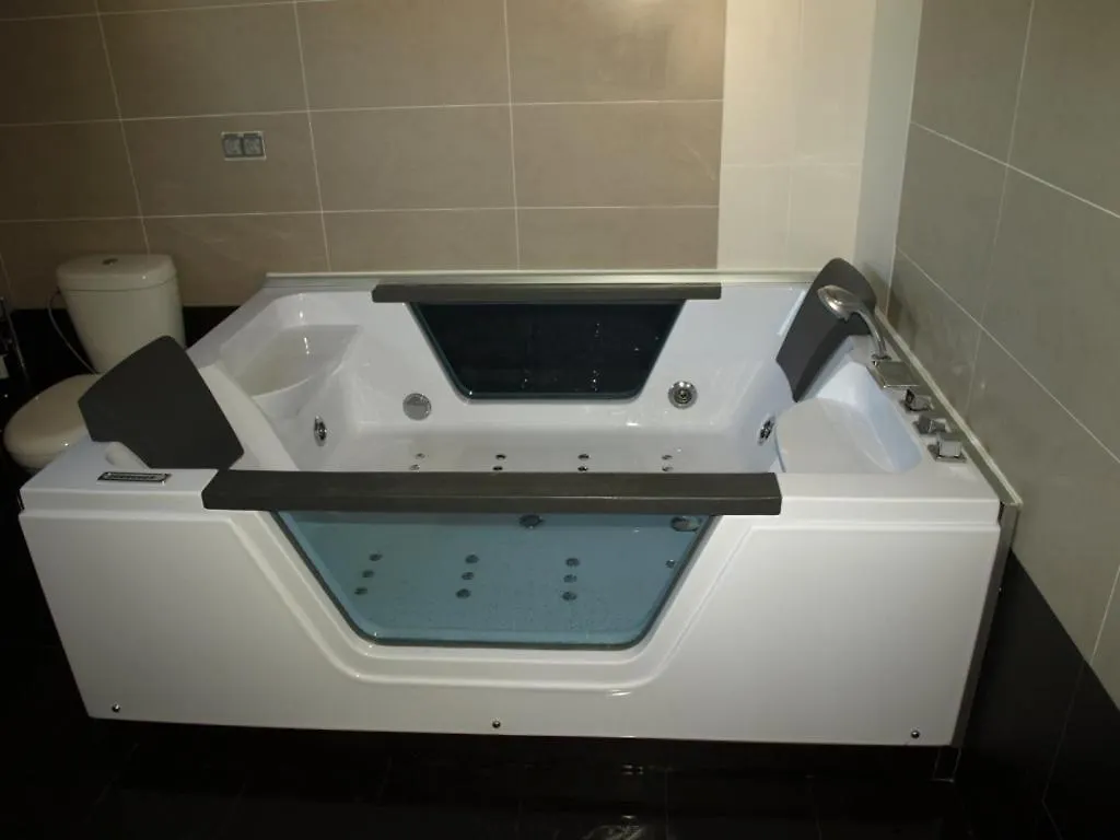 Near The Beach, 8 Bedrooms, Sleeps 22, Jacuzzi, Full Ac, Bbq, 2 Kitchens, 2 Dishwashers, Fast Internet, Ping Pong, Cars Not Necessary Les Tres Cales Španělsko