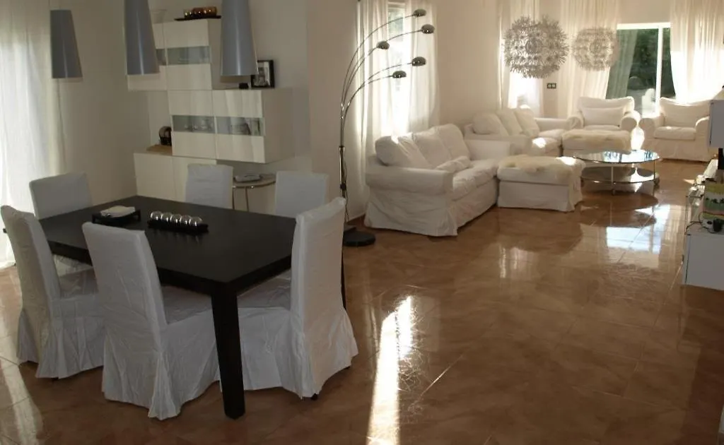 Beach Haven: Spacious 8-Bedroom Retreat with Jacuzzi and Dual Kitchens Les Tres Cales